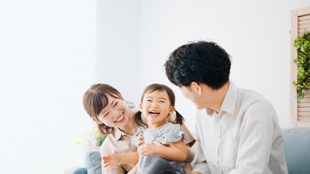 遊ぶ親子