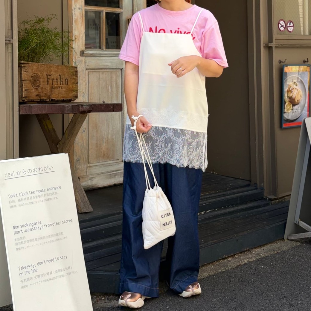 Tシャツ×レースキャミのミックスコーデ。