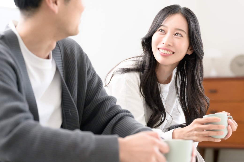 笑顔で会話する様子