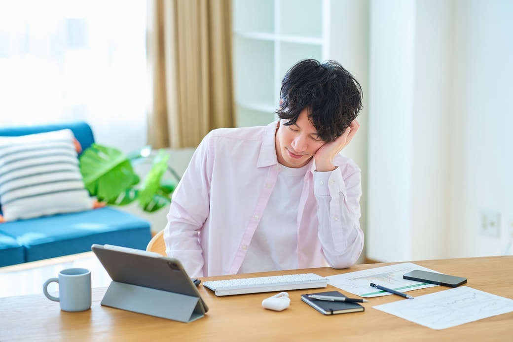 仕事で疲れている様子