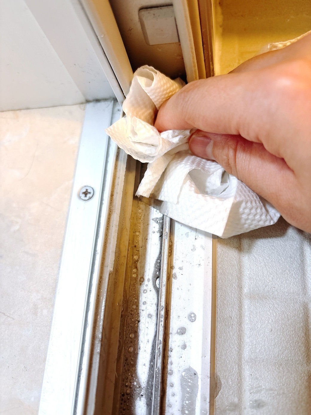 キッチンペーパーで拭き取る
