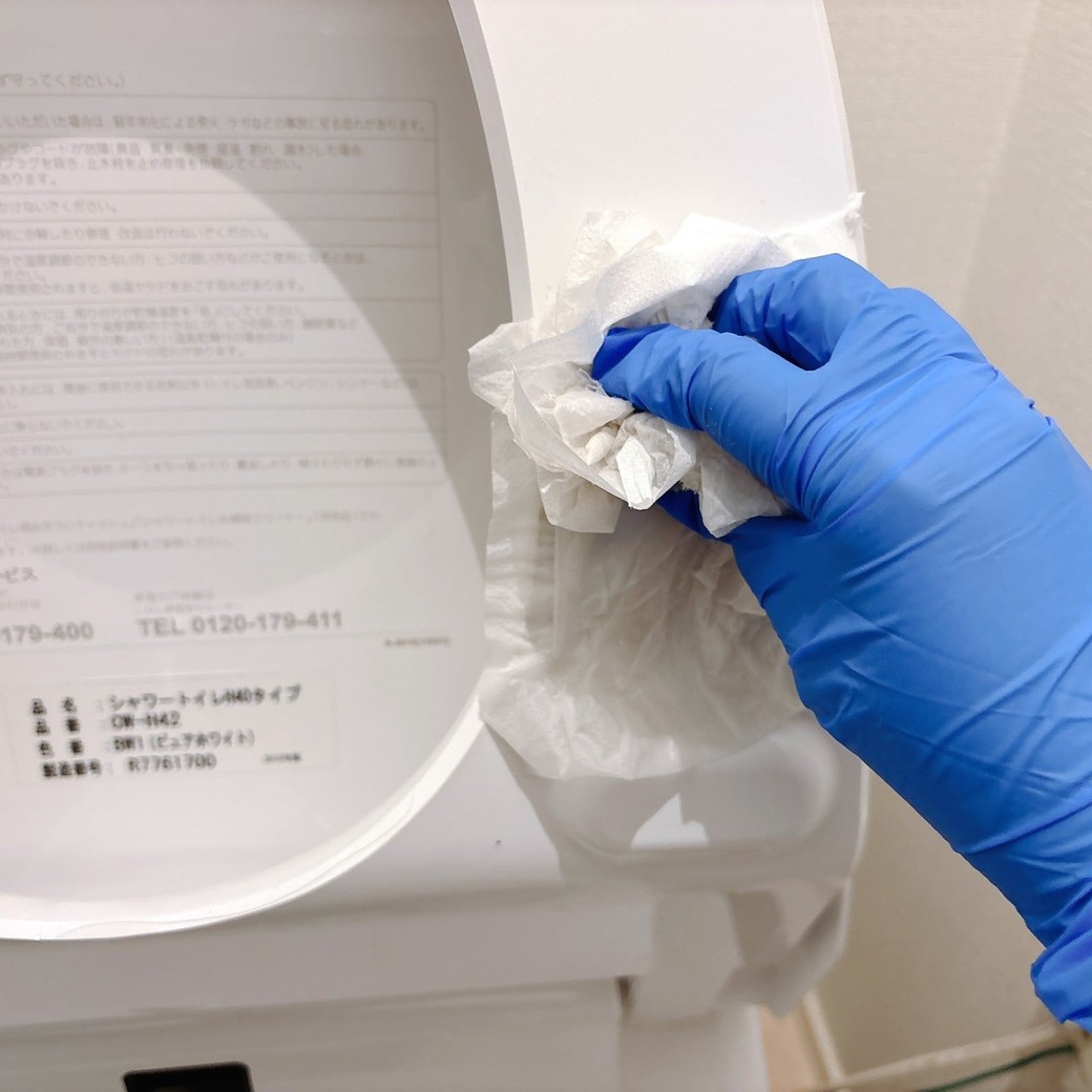 トイレットペーパーをはがし、汚れを拭う