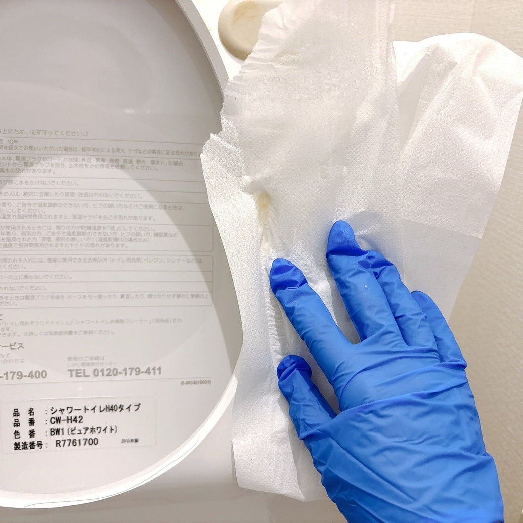 トイレットペーパーを貼り付ける