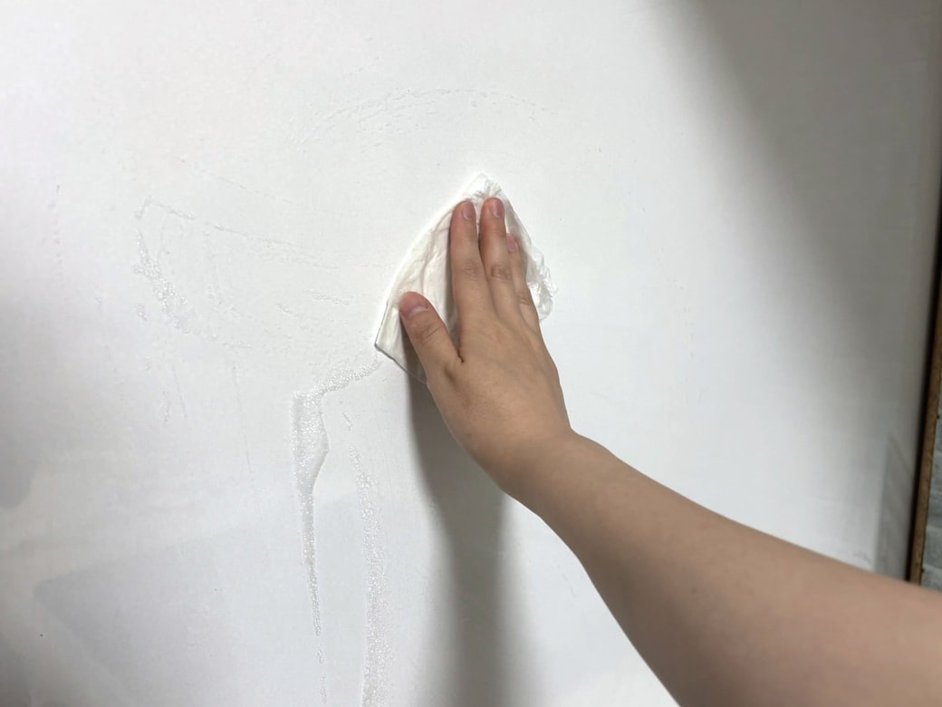 キッチンペーパーで汚れを拭き取る