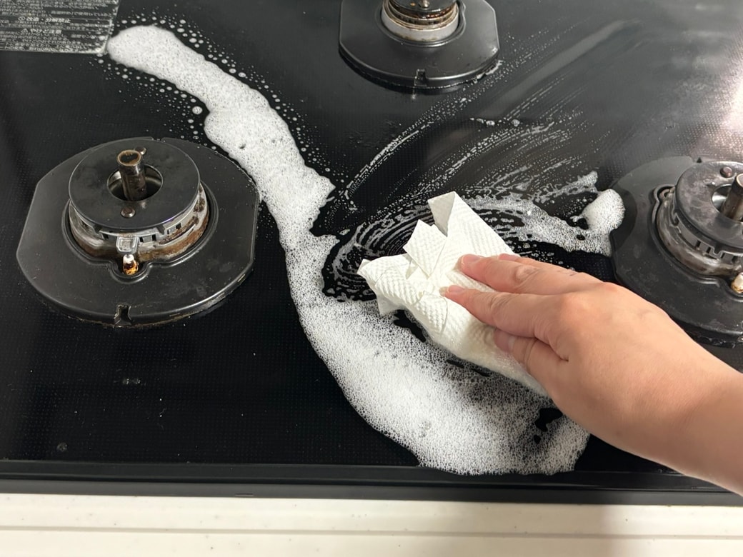 キッチンペーパーで汚れを拭き取る