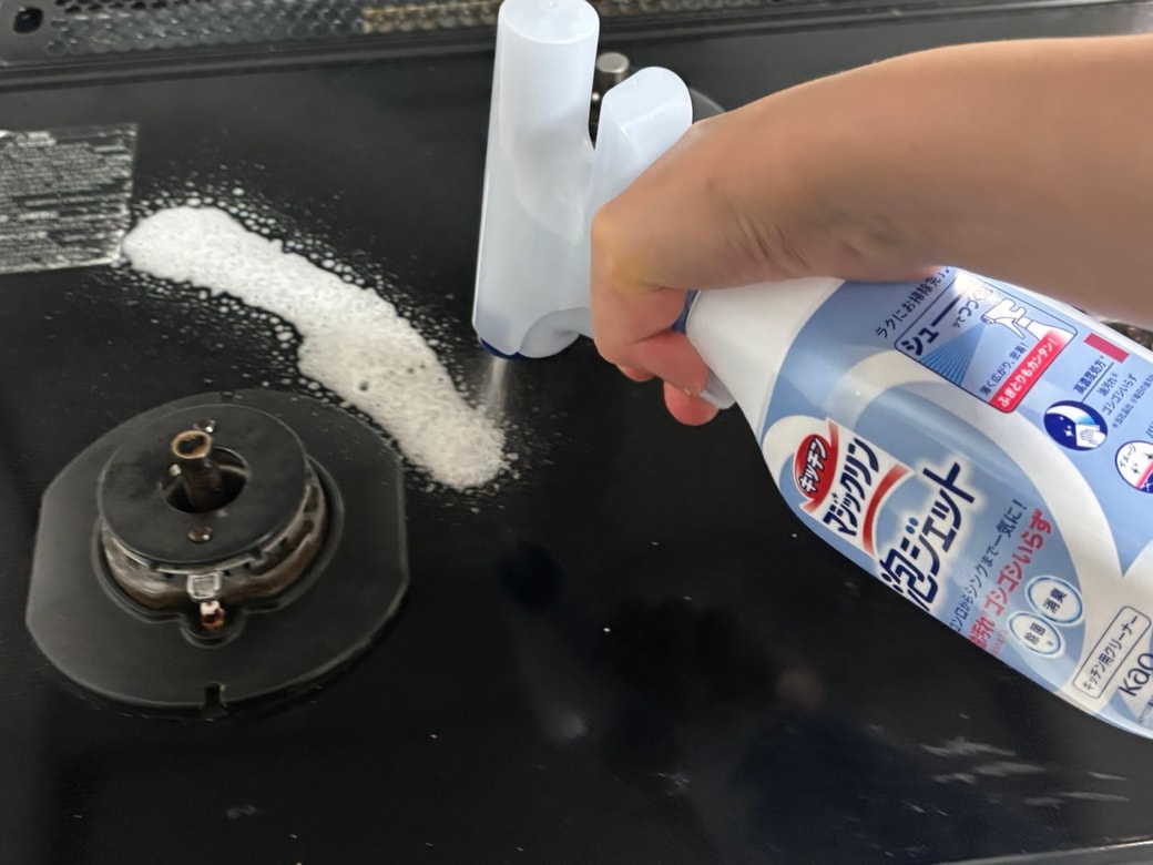 コンロにキッチンマジックリン 泡ジェットをスプレーする