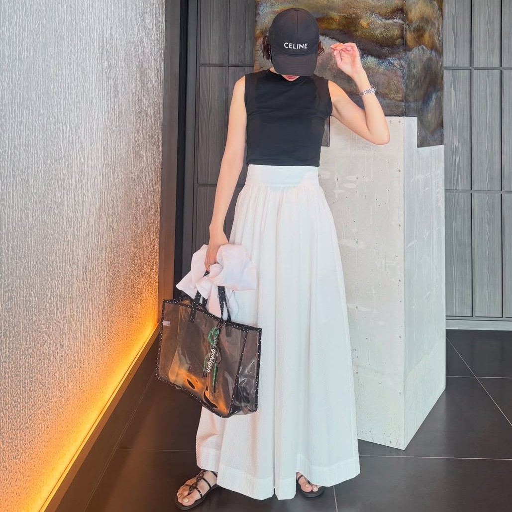 トップスはインすることで、全体のバランスも良くなる。