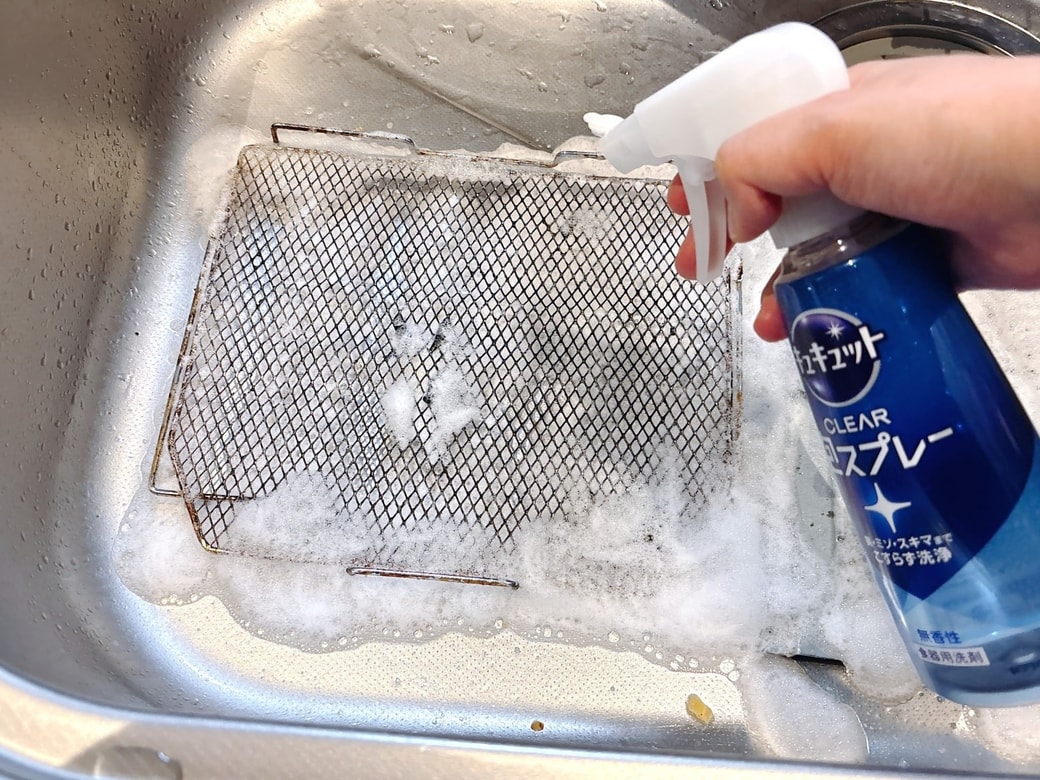 受け皿と焼き網に「キュキュットCLEAR泡スプレー」をかける