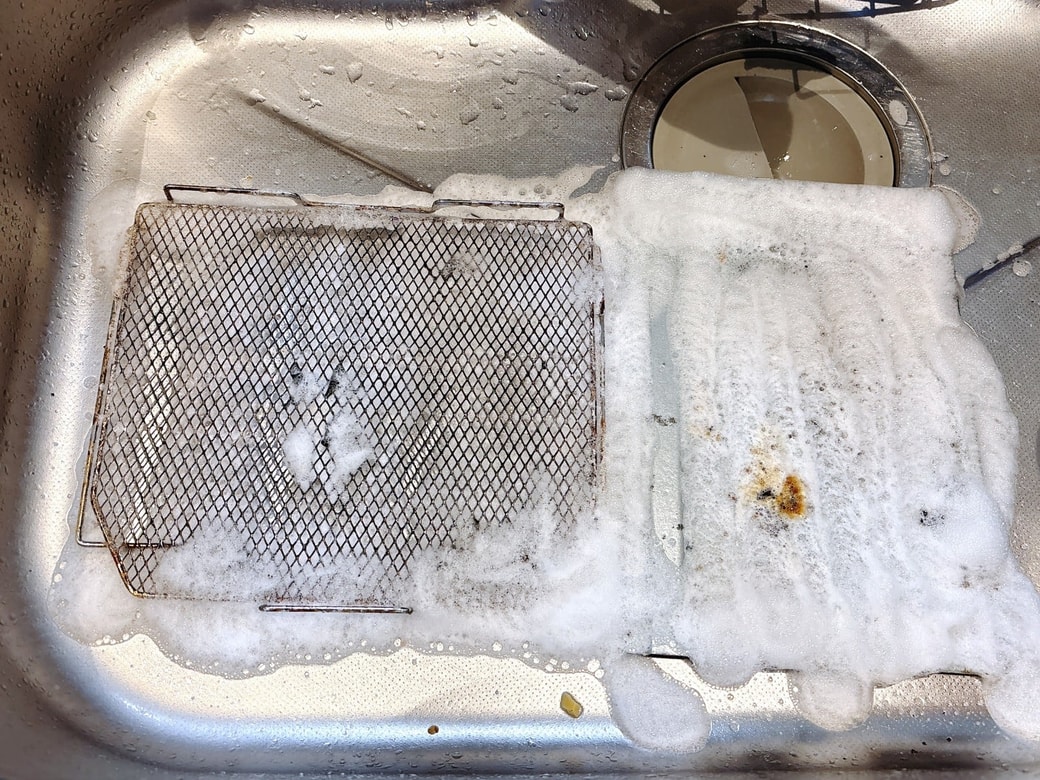 泡をかけて、汚れを浮かせて落とす