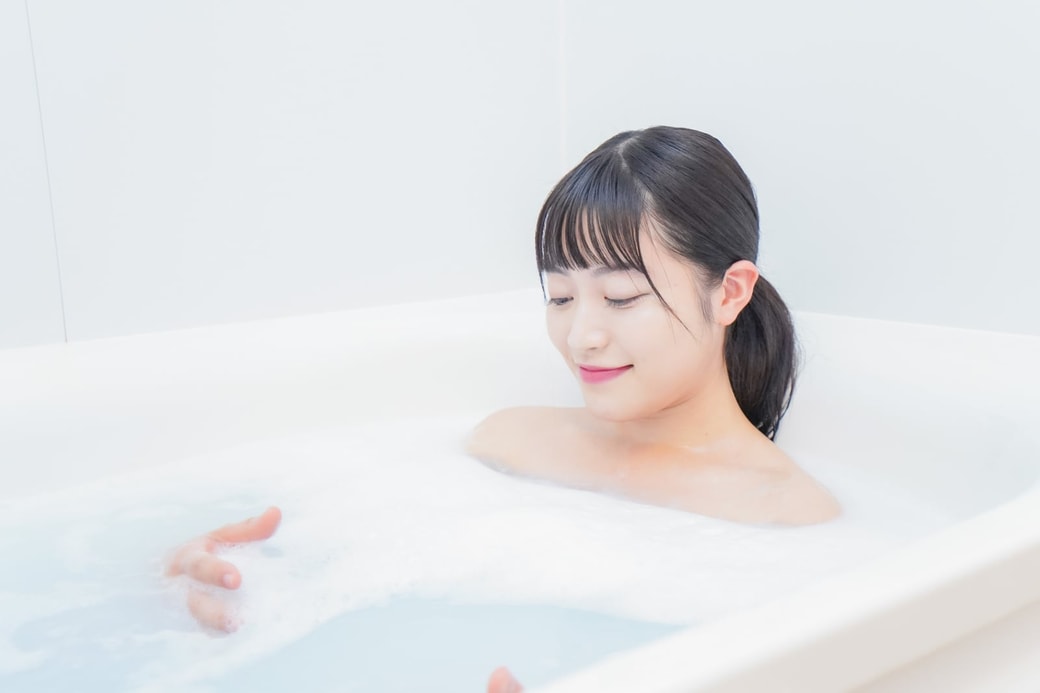 お風呂に入る女性