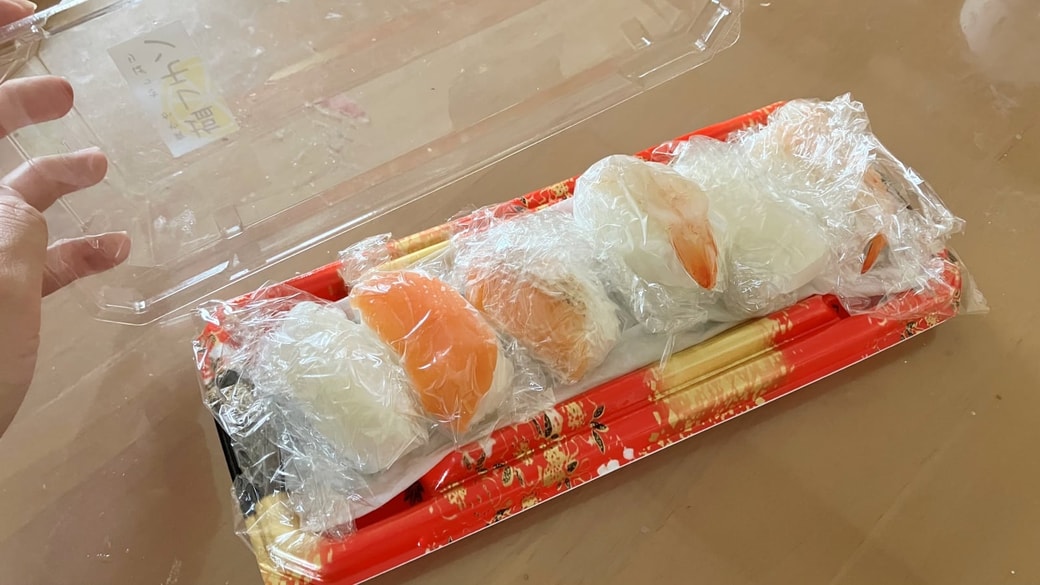 ラップで包んで固くなりにくくなったパック寿司