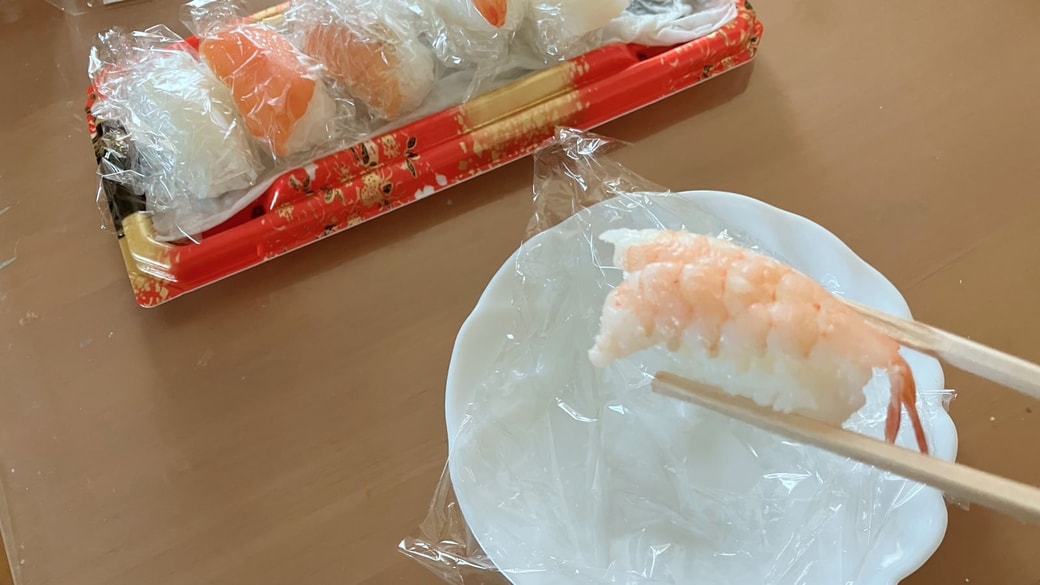 お寿司を食べている様子