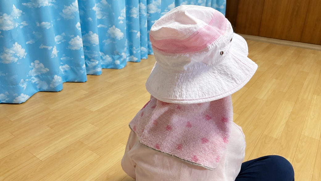 帽子の後ろ部分にハンカチを挟み、首の後ろをカバーするように垂らすだけ
