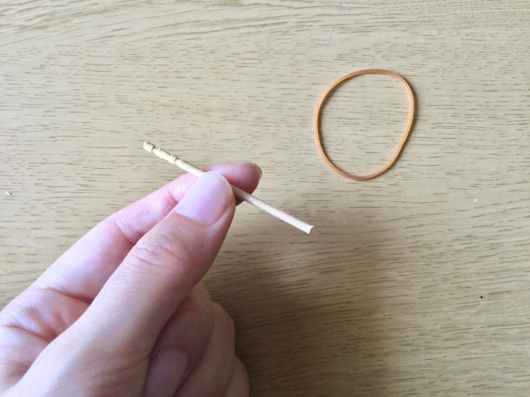 「つまようじ」と「輪ゴム」を留め具として使う