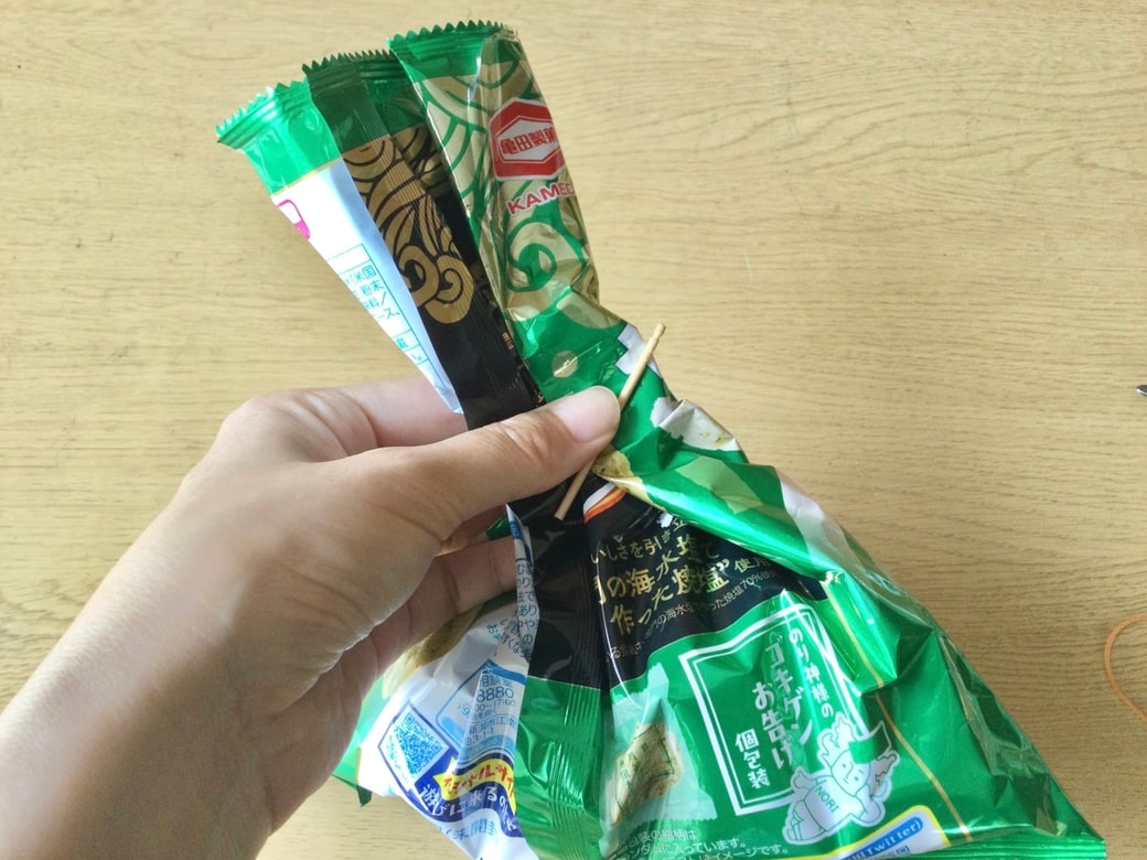 お菓子の袋の口につまようじを添える