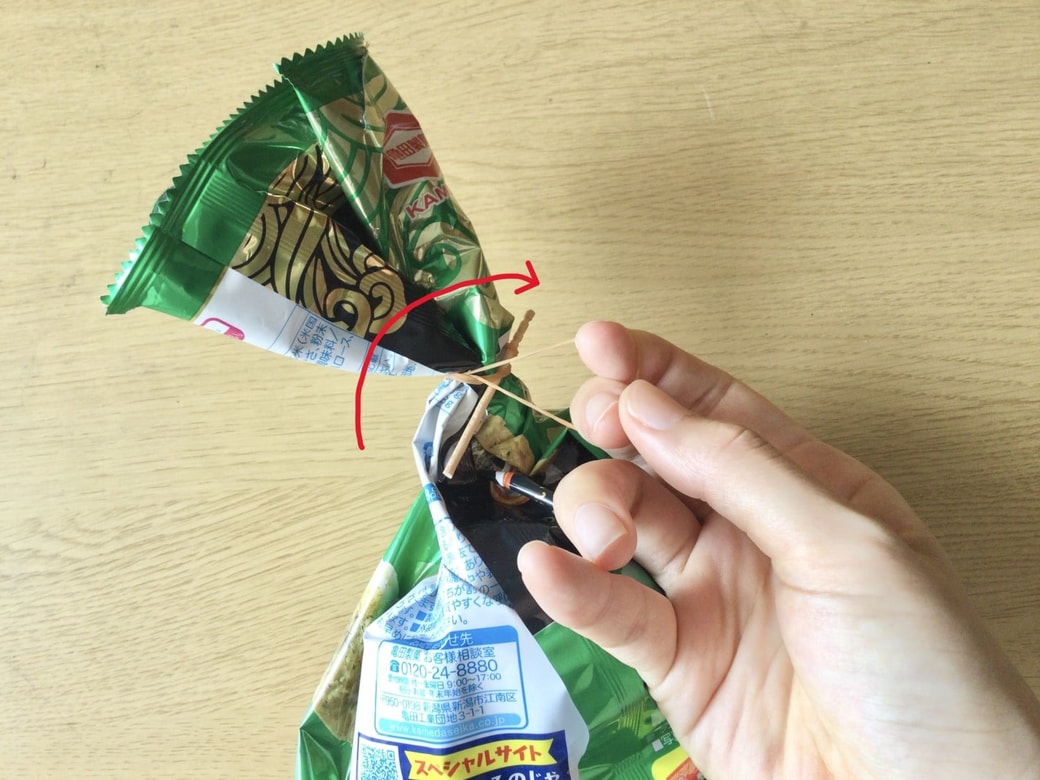 お菓子の袋の口に輪ゴムを巻く