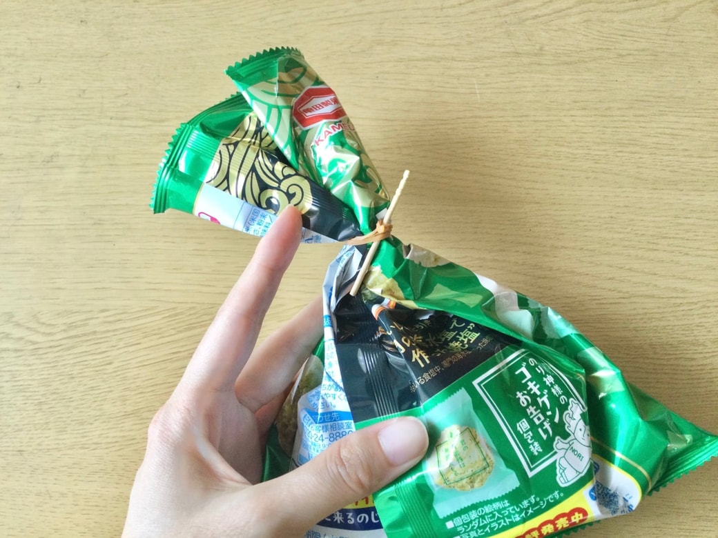 お菓子の袋の口に輪ゴムを巻く