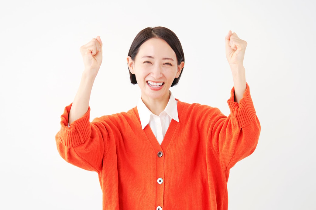 ガッツポーズする女性