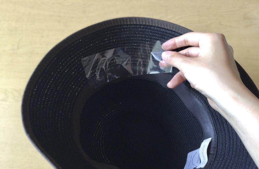 帽子の裏に防水フィルムを貼る