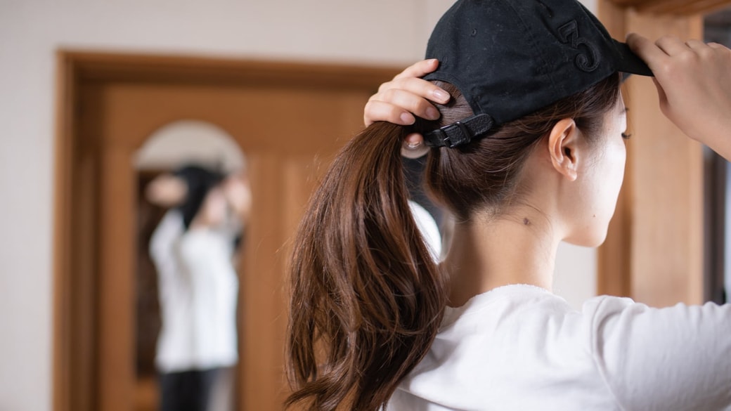 帽子をかぶる女性