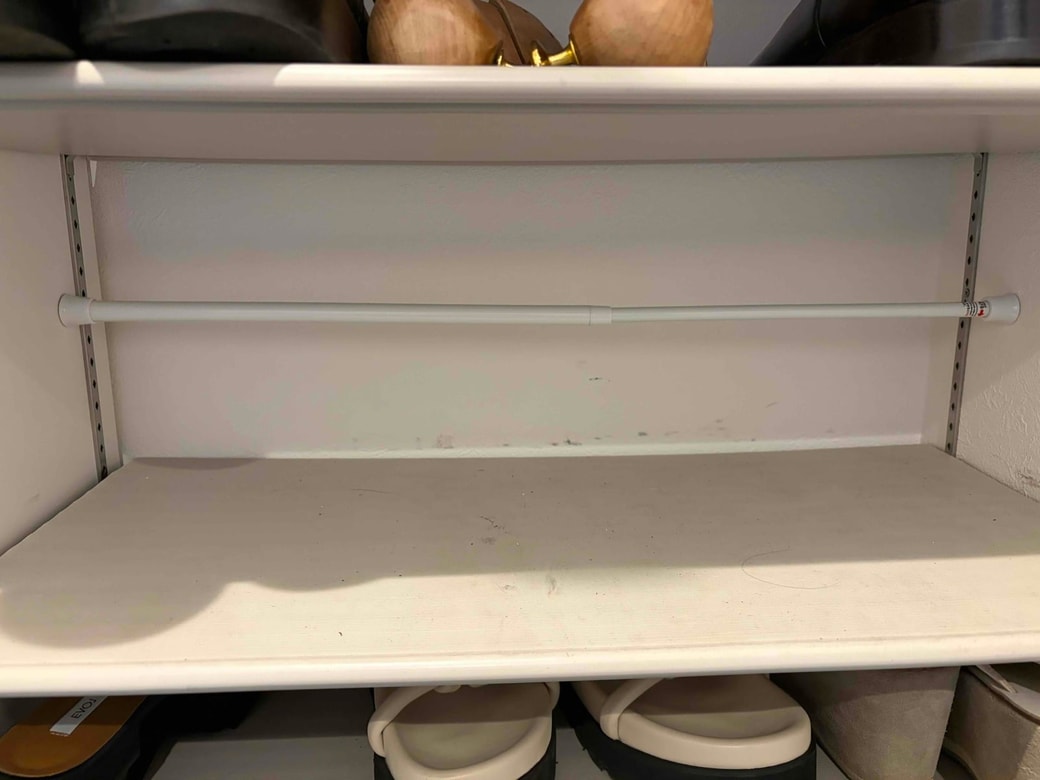 下駄箱の奥につっぱり棒を設置したところ