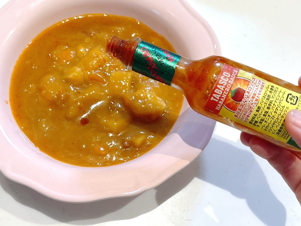 温めたレトルトカレーにタバスコを加える
