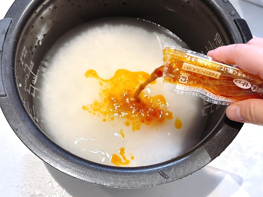 麻婆豆腐の素を加える