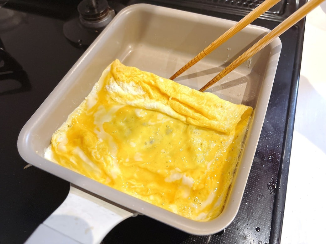 卵を手前に巻く