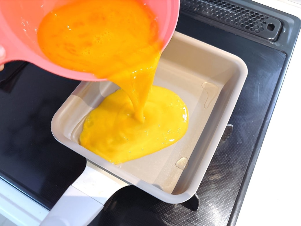 フライパンに油をひき、卵液を流し入れる