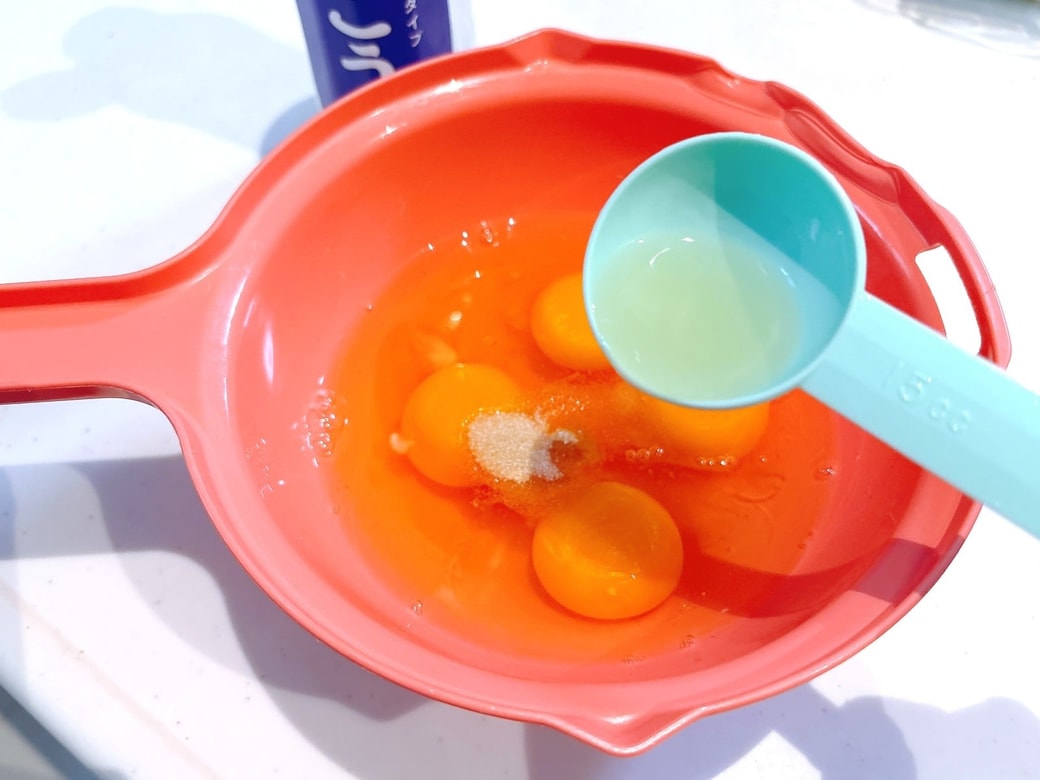ボウルに卵と調味料を入れて、卵液を作る