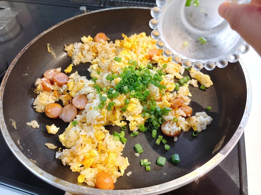 刻みねぎを加える