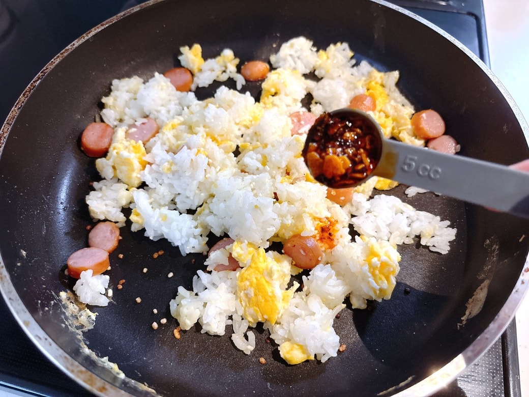 チャーハンの味付けをする