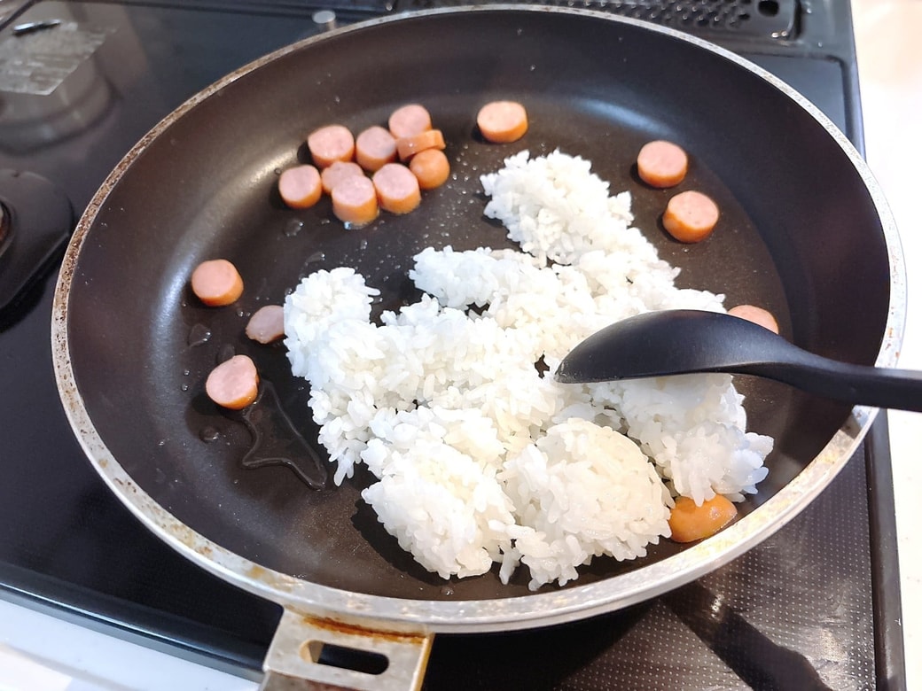 フライパンに油をひき、カットしたウインナーとごはんを炒める
