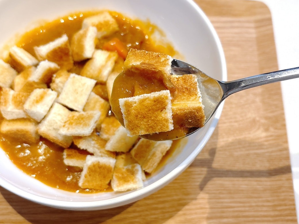 カリカリに焼いたパンとレトルトカレーがよく合う