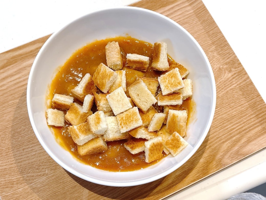 温めたレトルトカレーに小さく切ったトーストをのせていただく