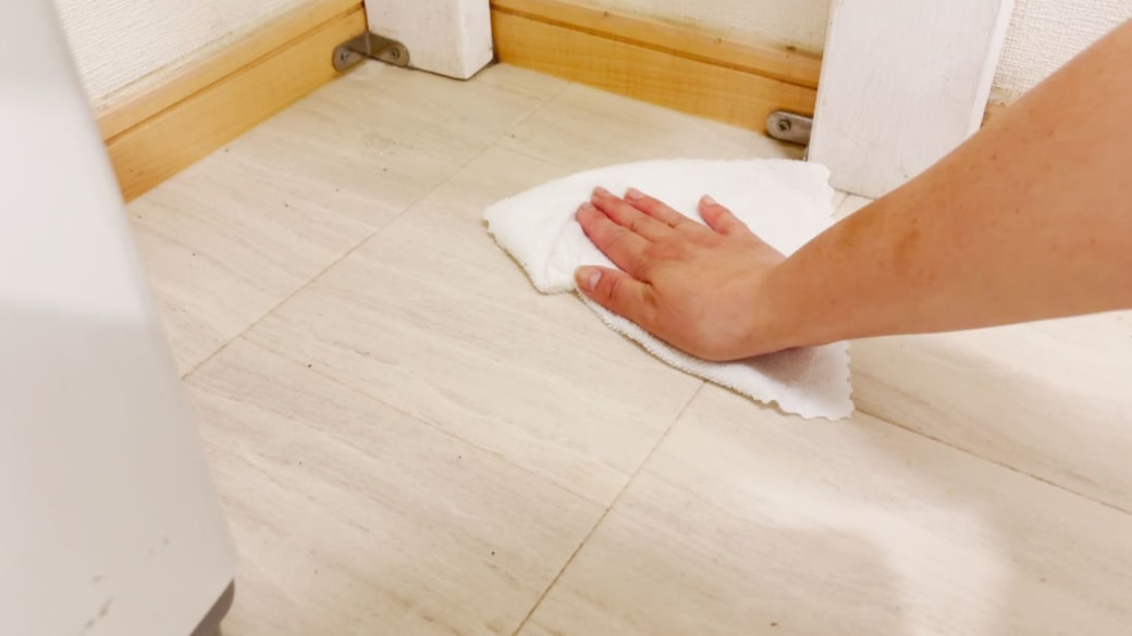 床を拭く