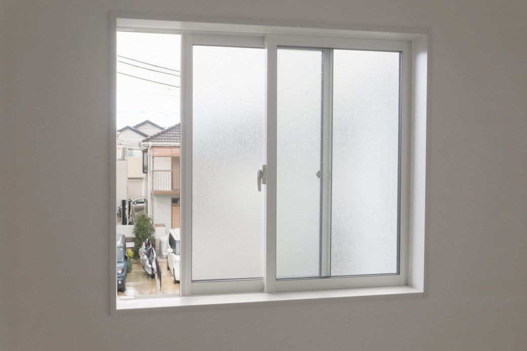 節電ワザその1．窓を2か所開けて、空気の通り道を作る