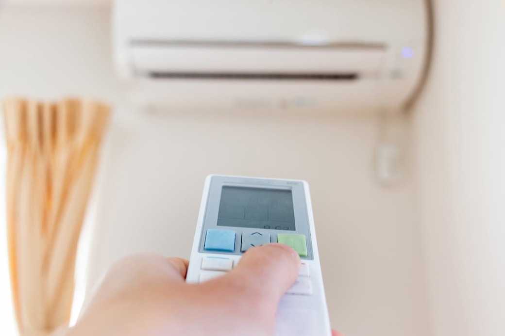 節電ワザその3．熱気を逃がしたら、風量「自動」でエアコンをつける