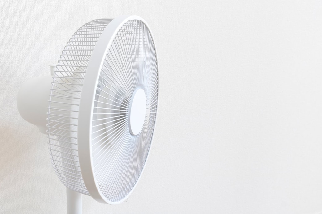 節電ワザその2．扇風機を窓の外向きにセットして換気する