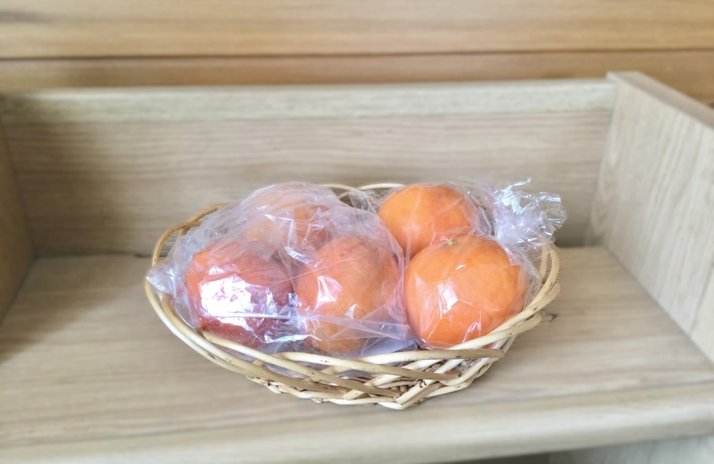 かごに入った果物