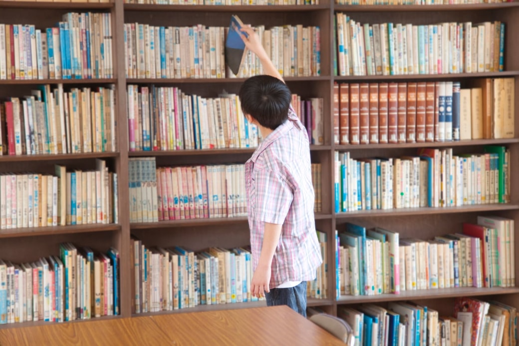 図書館の本を探す子ども