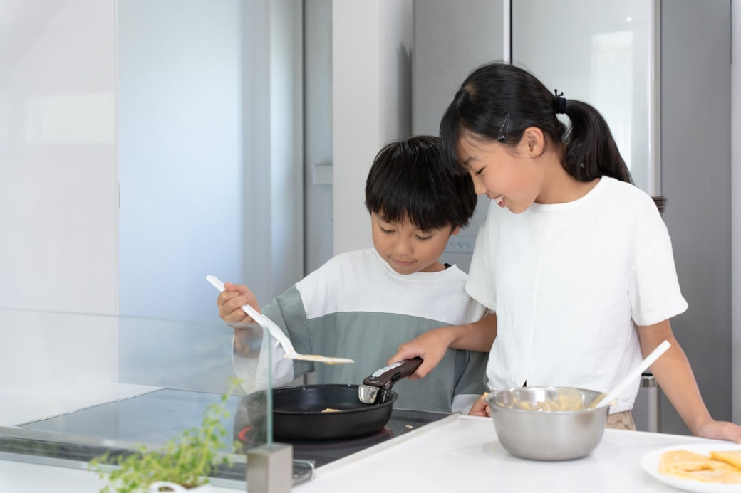 料理する子どもたち