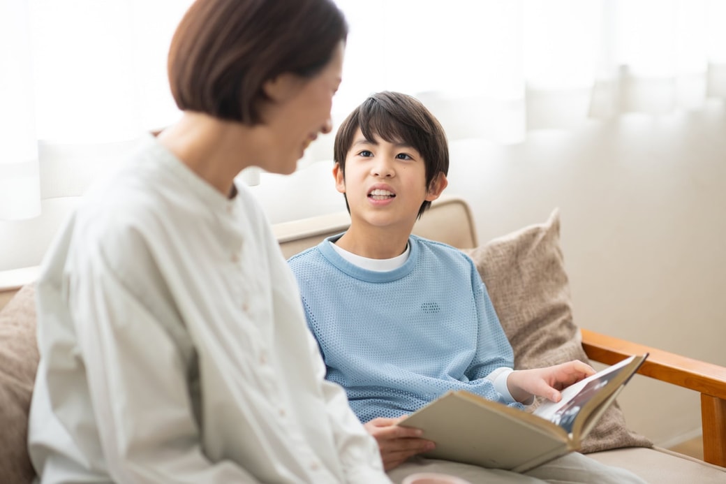 会話する親子