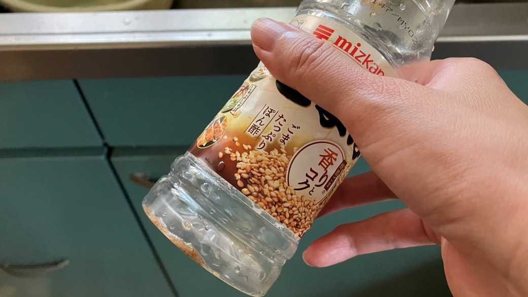 汚れが残った調味料ボトル。“洗いにくい容器”の掃除に使える