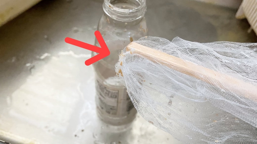 調味料ボトルに水切りネットを使用した様子