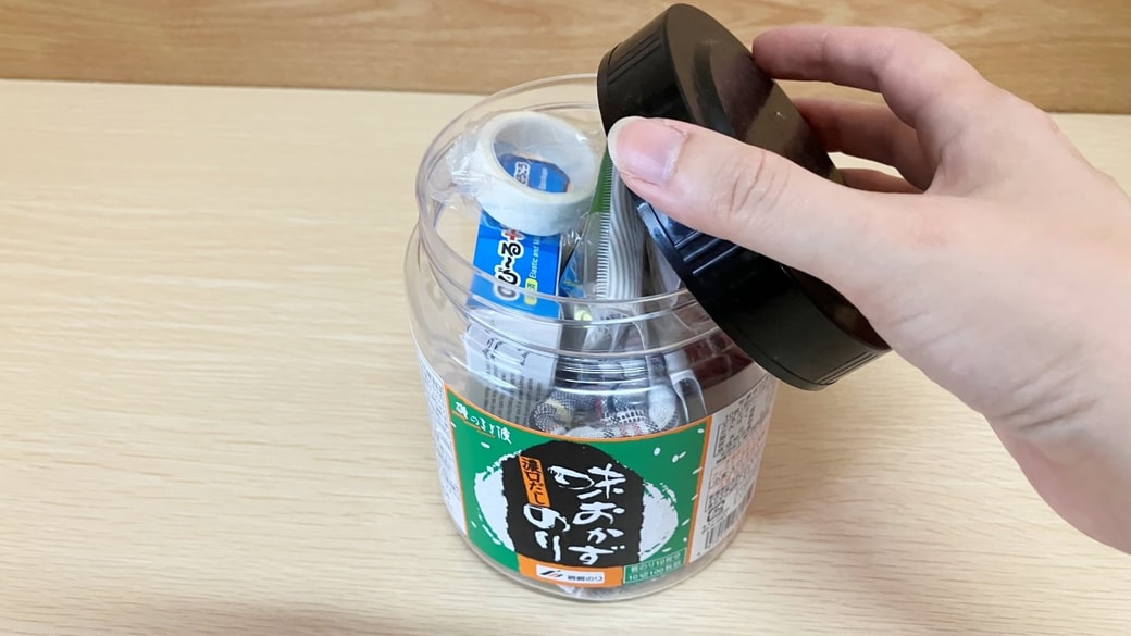 味海苔の空き容器に防災用品を入れた様子
