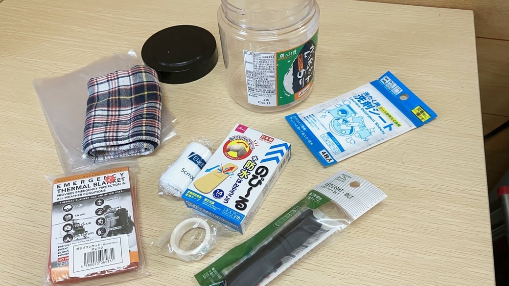 味海苔の空き容器に入れた防災用品