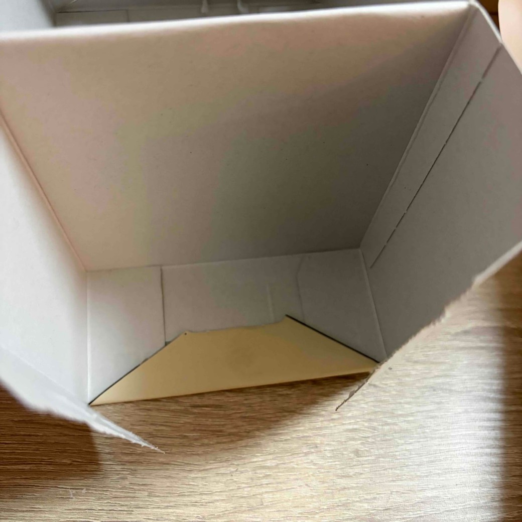 本体に貼りつけたところ