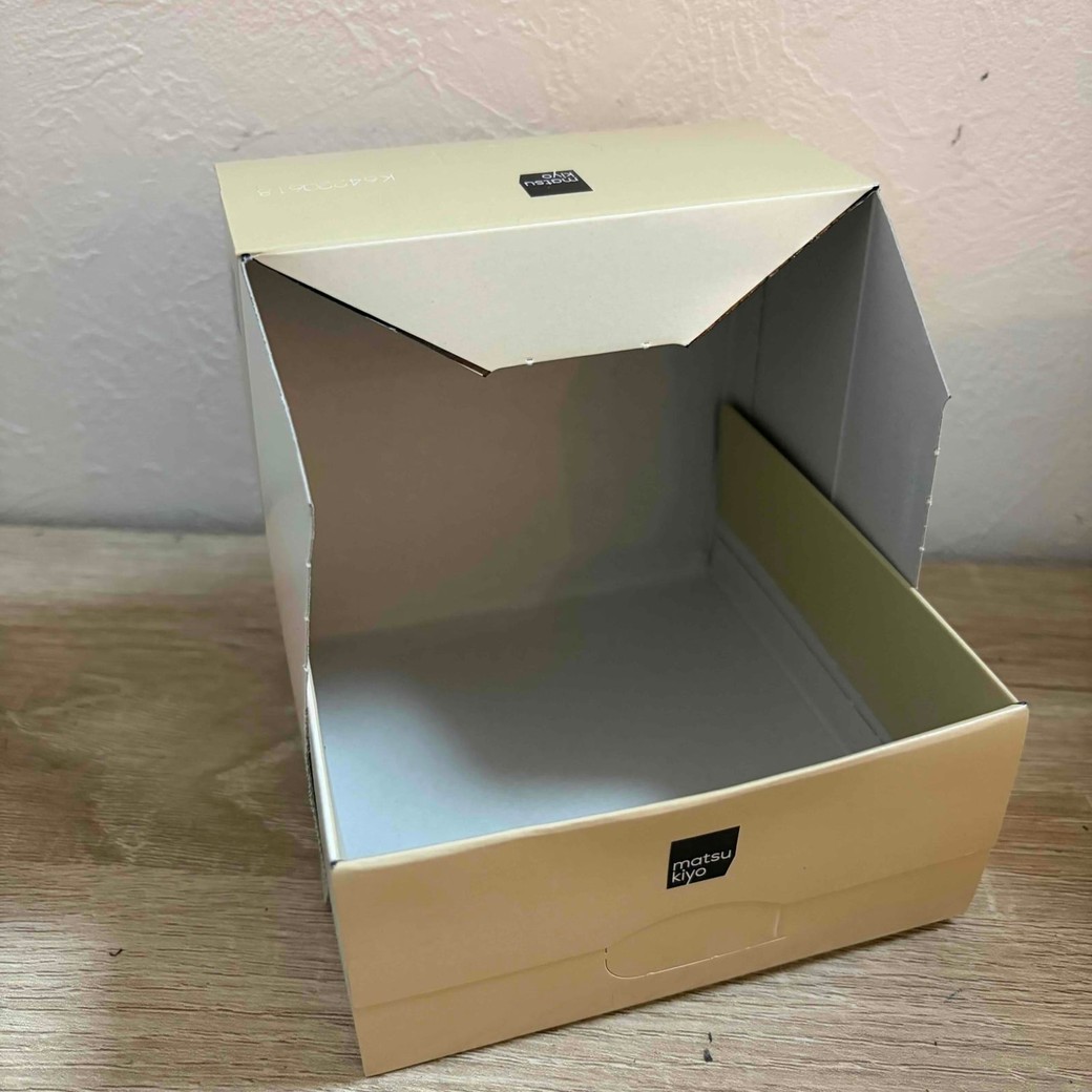 箱半分を立てて、テープで貼り合わせたところ