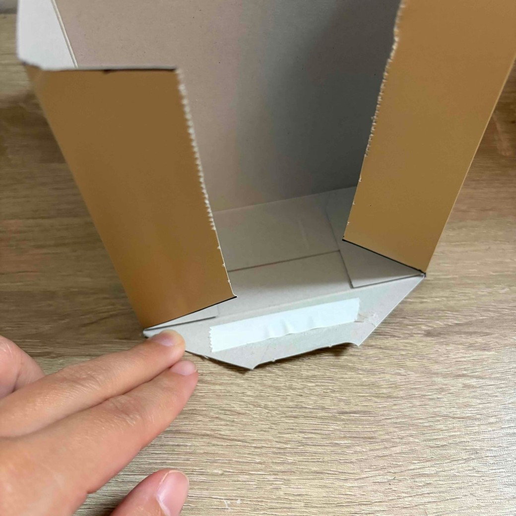 箱の辺に両面テープを貼ったところ